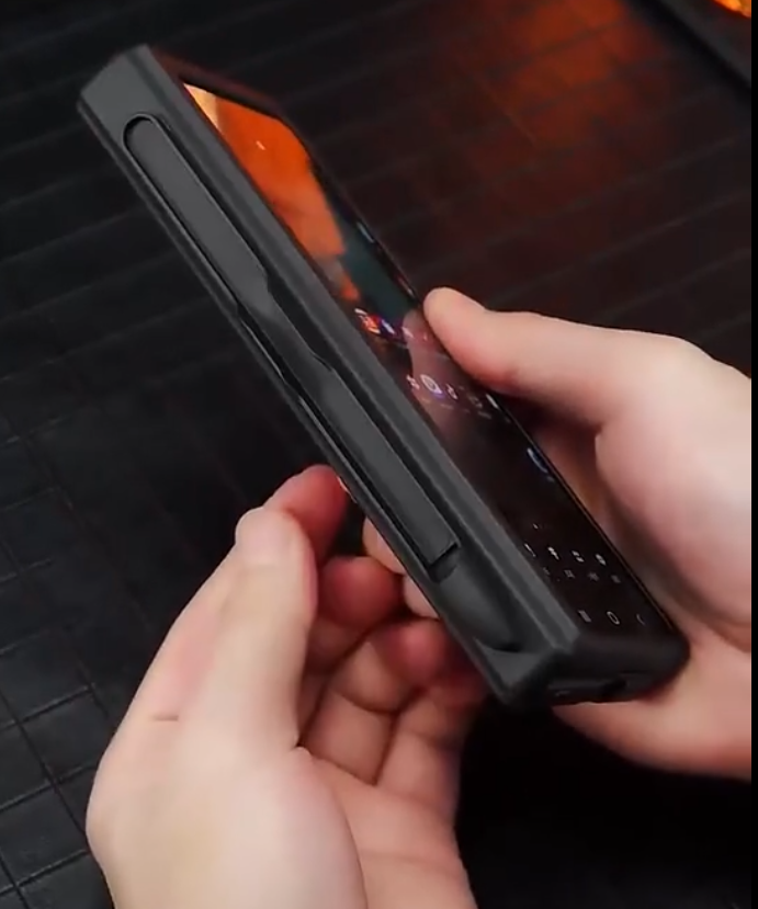 Magnetic Fold Case – AI Autofocus Protection with Kickstand