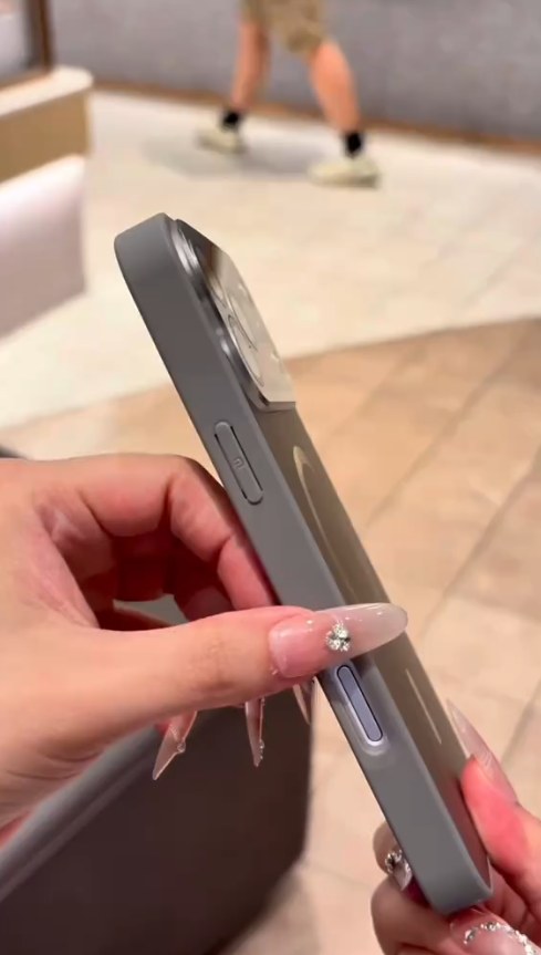 Shiny Chrome Magnetic Case